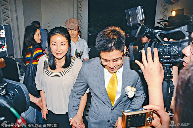 5月，霍启刚郭晶晶出席婚宴
