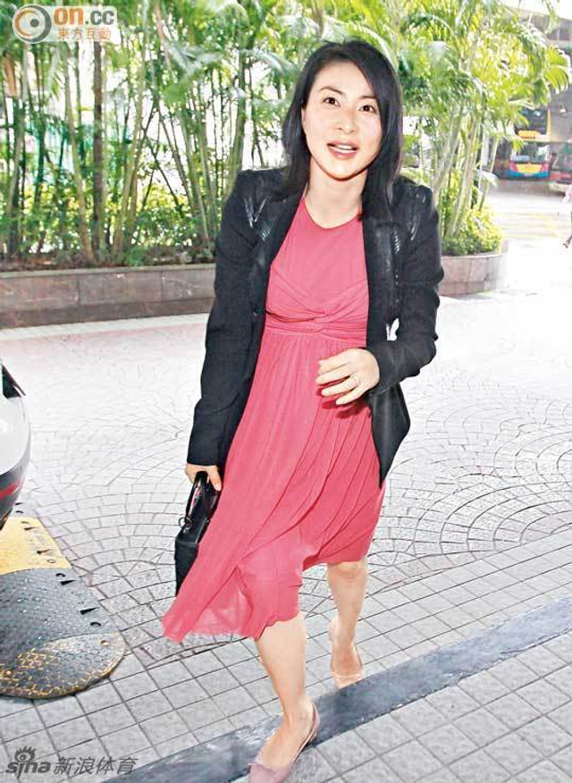 产前现身，大方供记者拍照