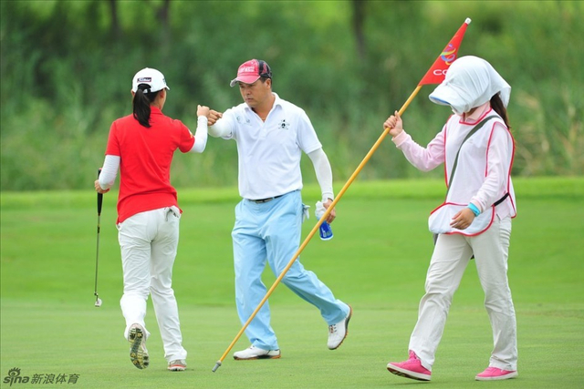 曹妃甸球会全明三与郑涵击掌庆贺