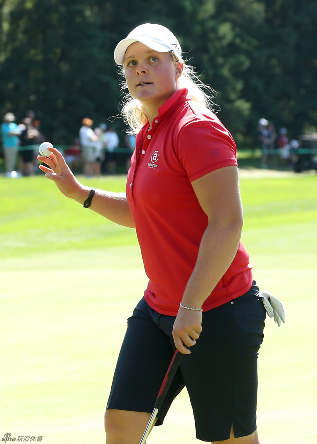 卡罗琳-赫德沃持球示意