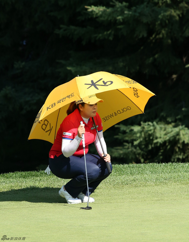 朴仁飞打伞看线