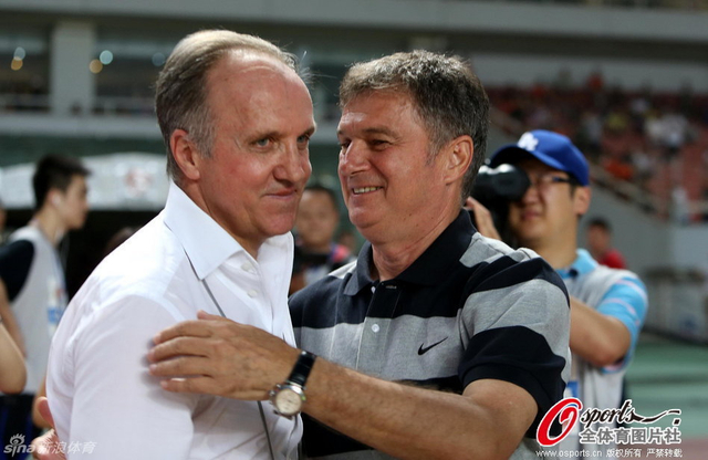 江苏舜天主帅德拉甘与图拔拥抱