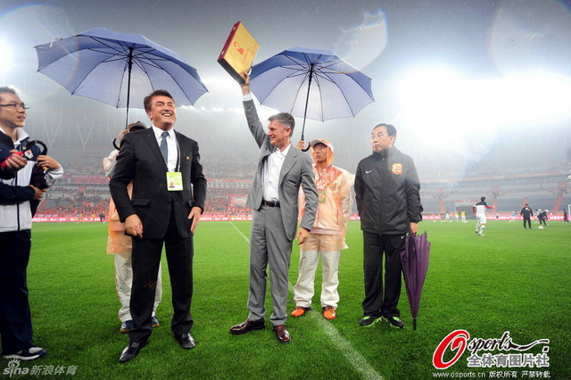 客场对阵鲁能赛前表彰图拔