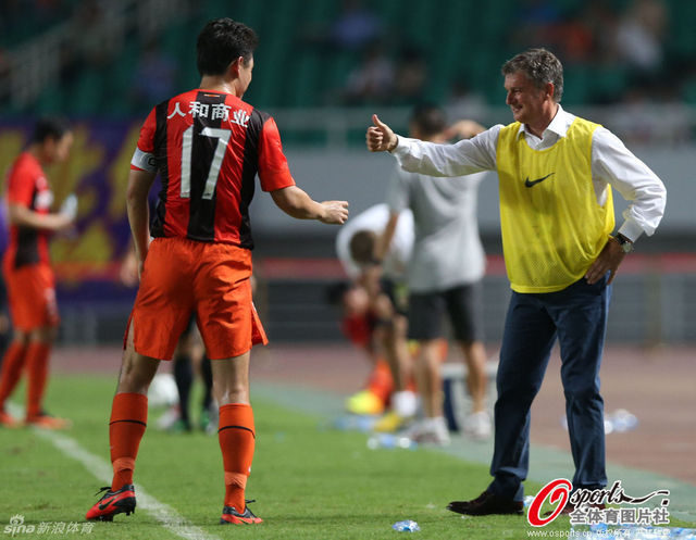 图拔给孙继海竖大拇指