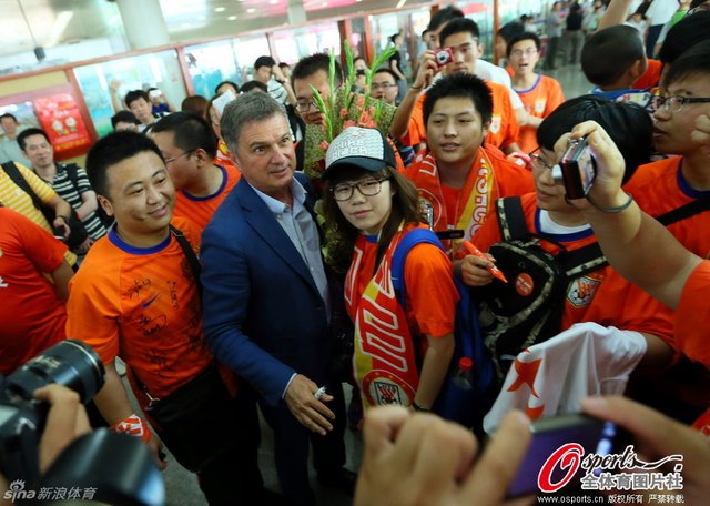 图拔回山东比赛首鲁能球迷欢迎