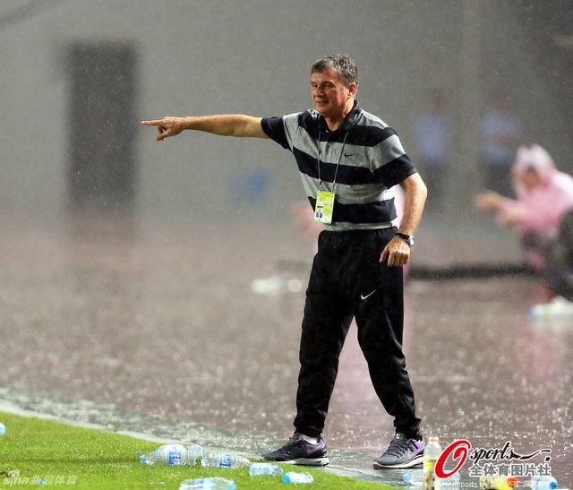 图拔科维奇雨中指挥