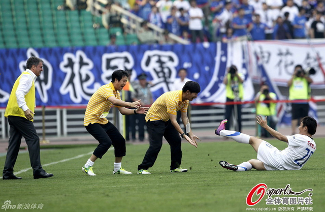 图拔与队员庆祝进球