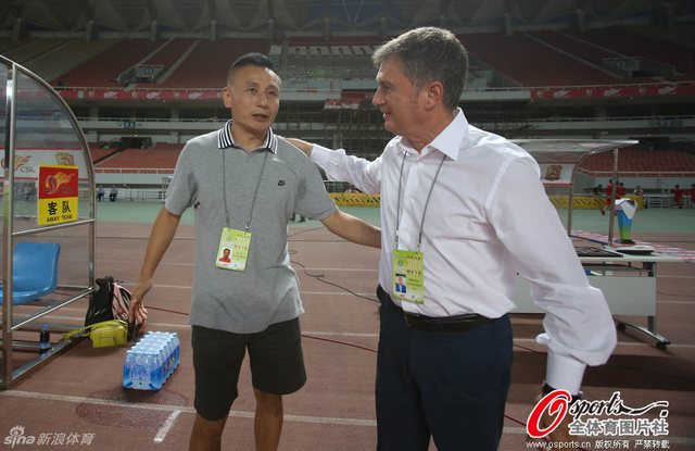 图拔与贵州人和主帅宫磊赛前握手致意