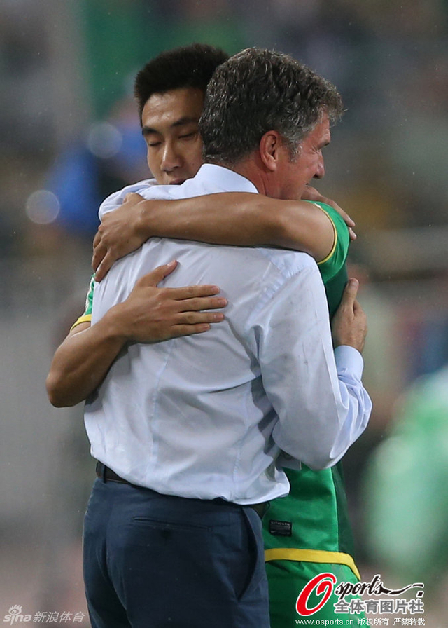 图拔与旧将王晓龙拥抱