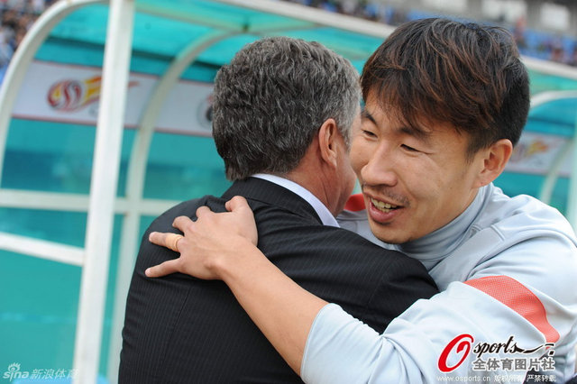 图拔与辽宁宏运队王亮拥抱
