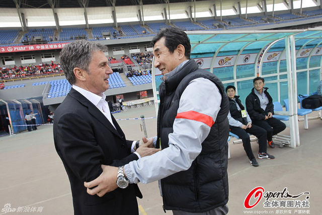 图拔与辽宁宏运队主教练马林寒暄