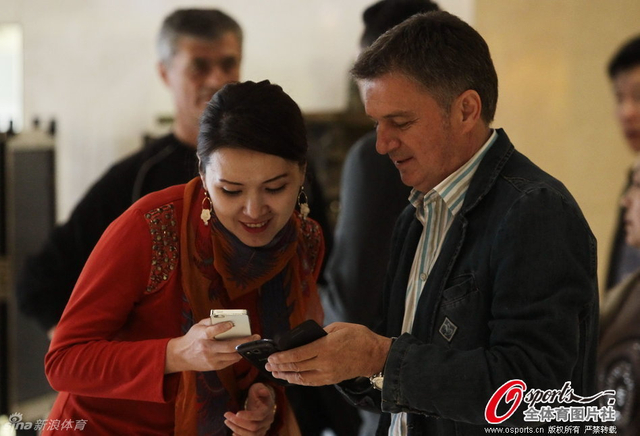 图拔与美女记者相谈甚欢