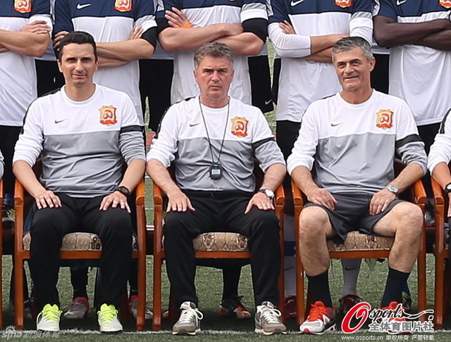 图拔与助教可可托维奇体能教练托米奇