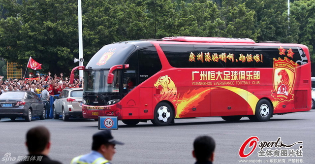恒大球员大巴抵达赛场