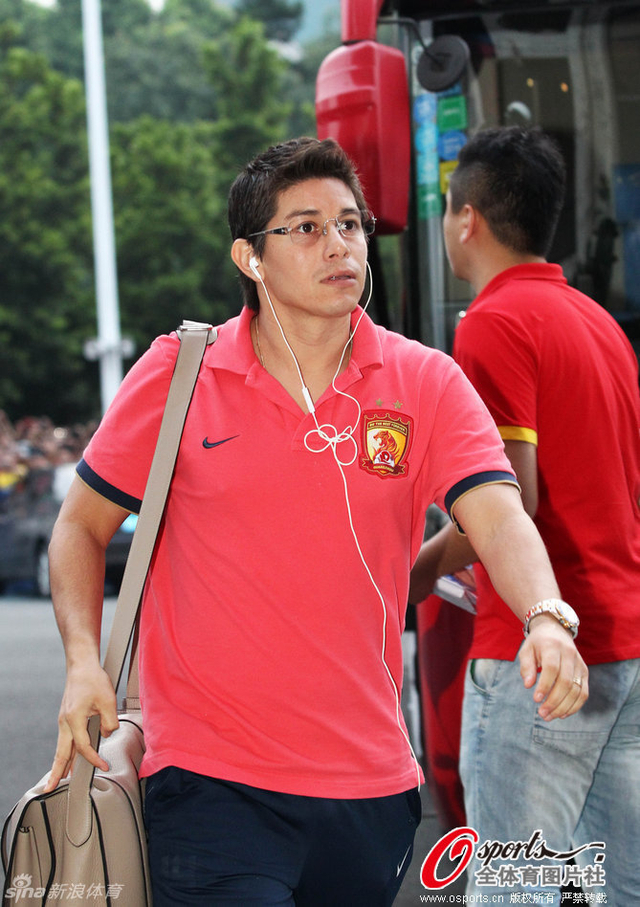 孔卡带眼镜显斯文