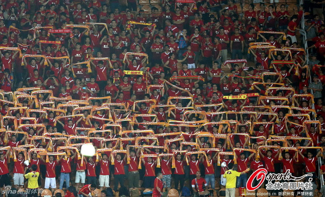 现场球迷开始助威