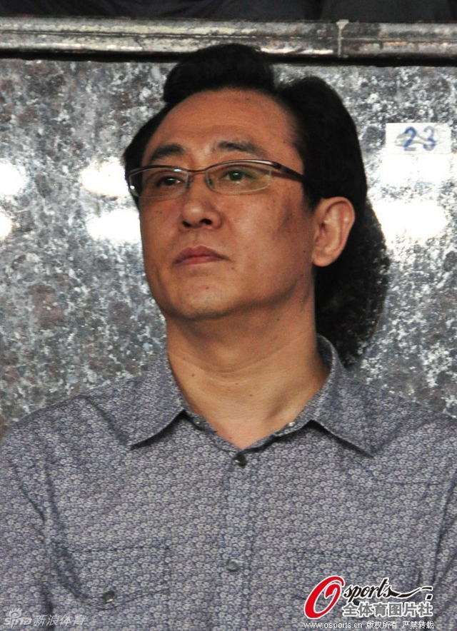 许家印专心观看