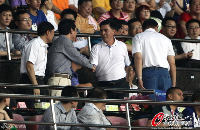 许家印与人握手