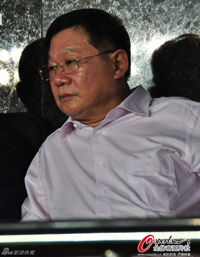 专心致志观看比赛