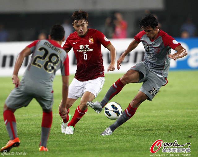 冯潇霆拼抢积极