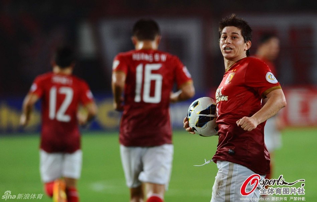 孔卡进球后很兴奋