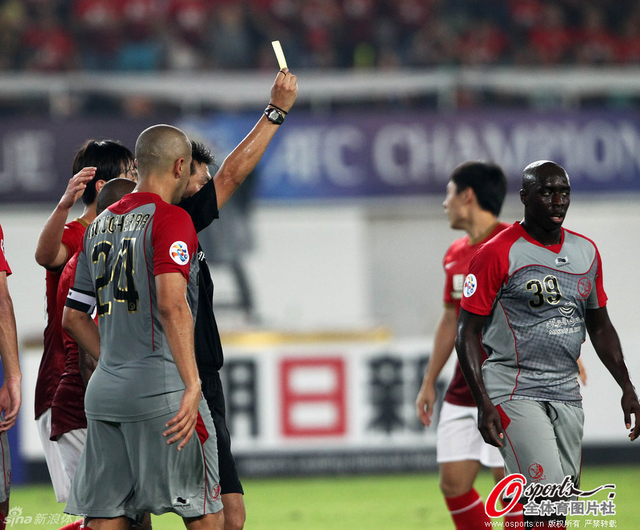 裁判向对方球员出示黄牌