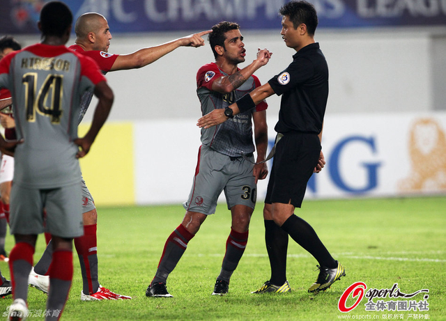 对方球员手指裁判