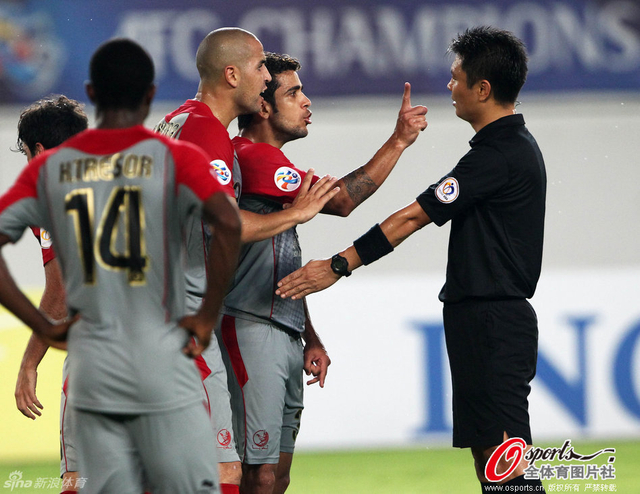 对方球员质疑裁判判罚