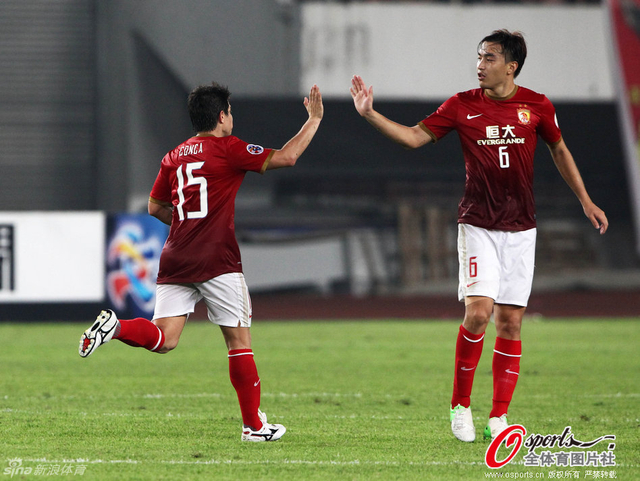 孔卡与冯潇霆击掌庆祝