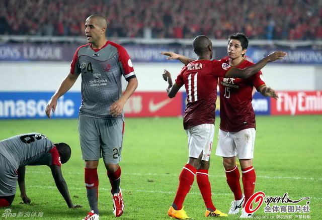 孔卡与穆里奇拥抱