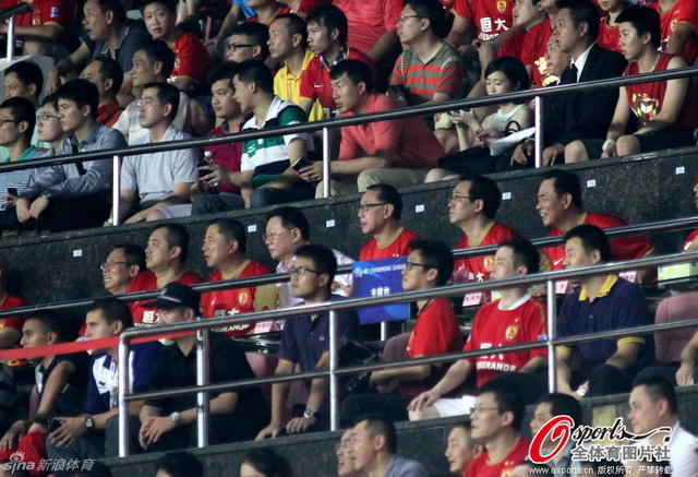 几位老总着恒大球衣观战