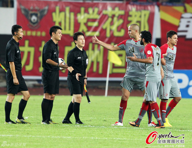 莱赫维亚球员竖大拇指讽刺裁判