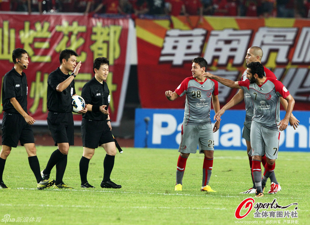 向裁判喋喋不休