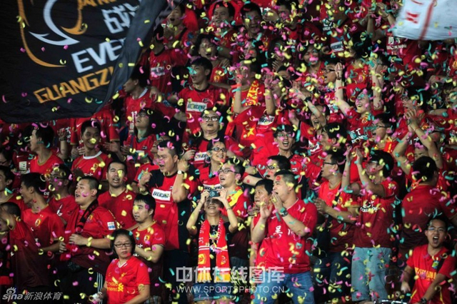 现场球迷庆祝恒大胜利