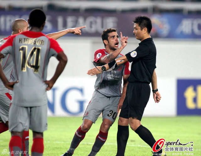莱赫维亚球员不满判罚