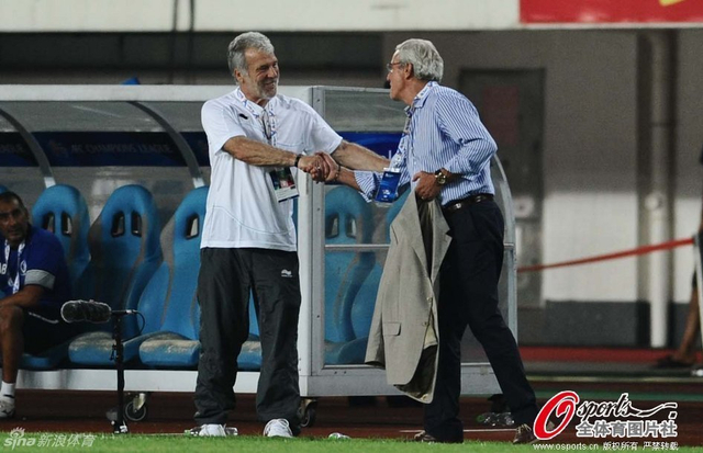 双方教练友好握手