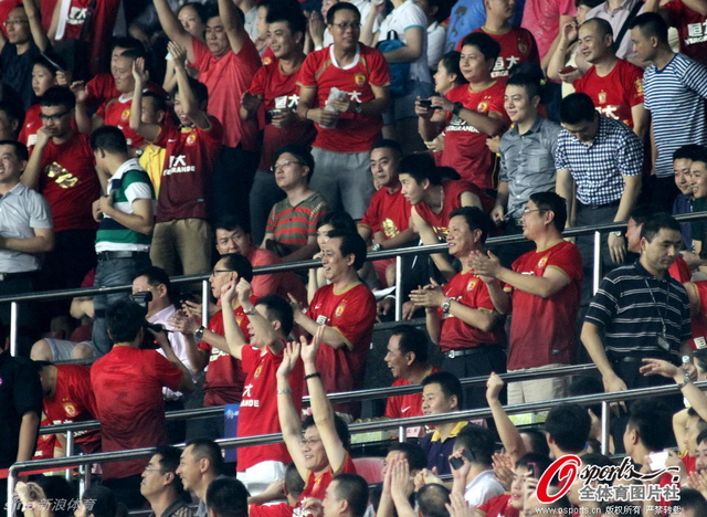 领导们集体为恒大鼓掌