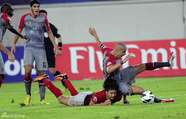 埃尔克森在争抢中跌倒