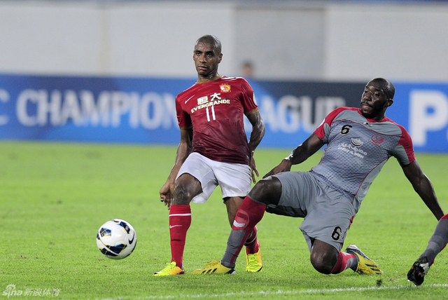 穆里奇带球突破