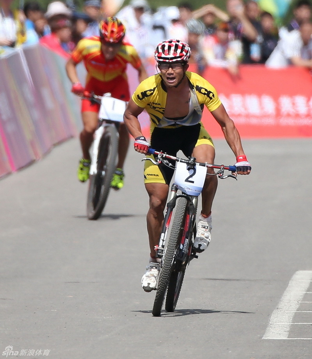 姬建华(前)在比赛中冲刺