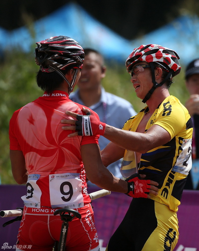 与中国香港选手陈振兴拥抱致意