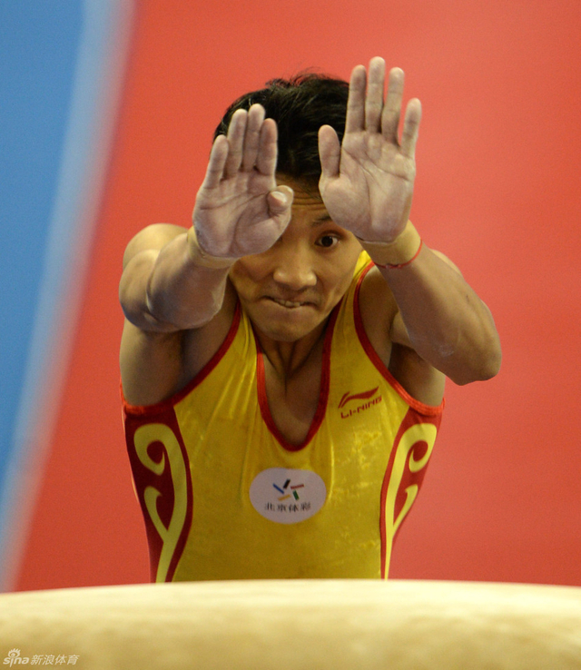 滕海滨在跳马比赛中