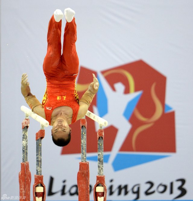 王冠寅在双杠比赛中