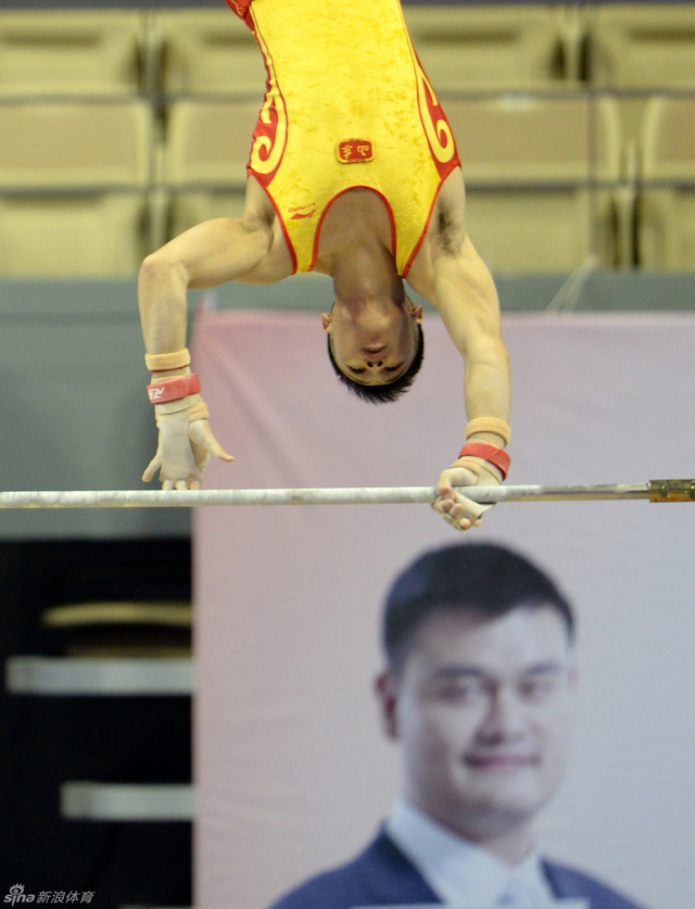 张成龙在单杠比赛中
