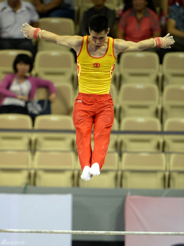 张成龙在单杠比赛中~