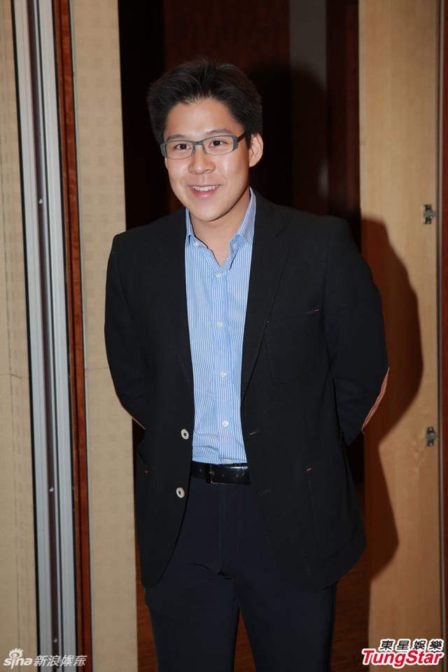 霍启刚缓步走来