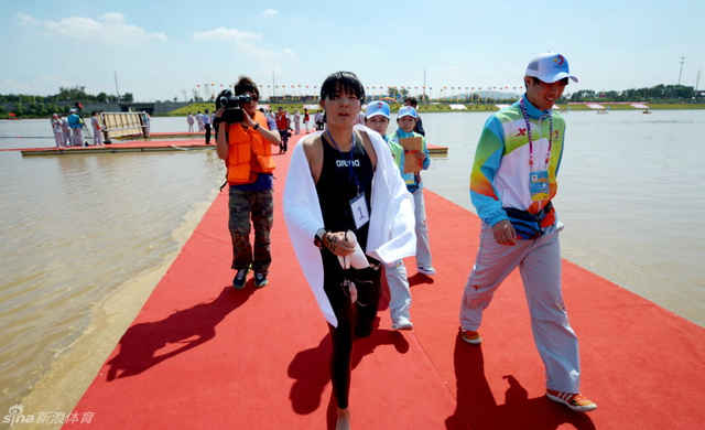 辛鑫（前左）在比赛后