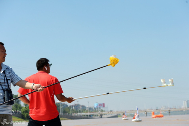 工作人员准备给选手递送补给品