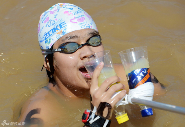 黄海天在比赛中补充水分