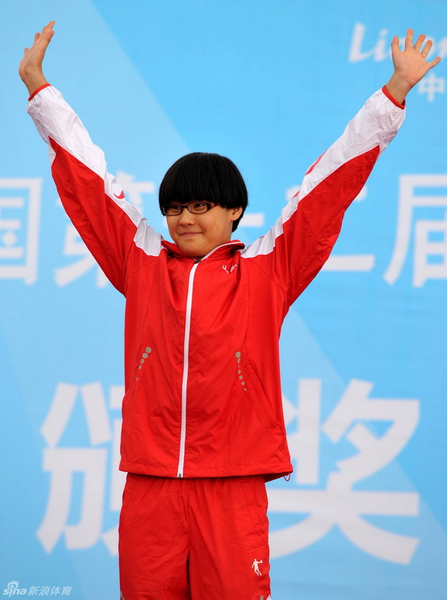 辛鑫在领奖台上向观众致意